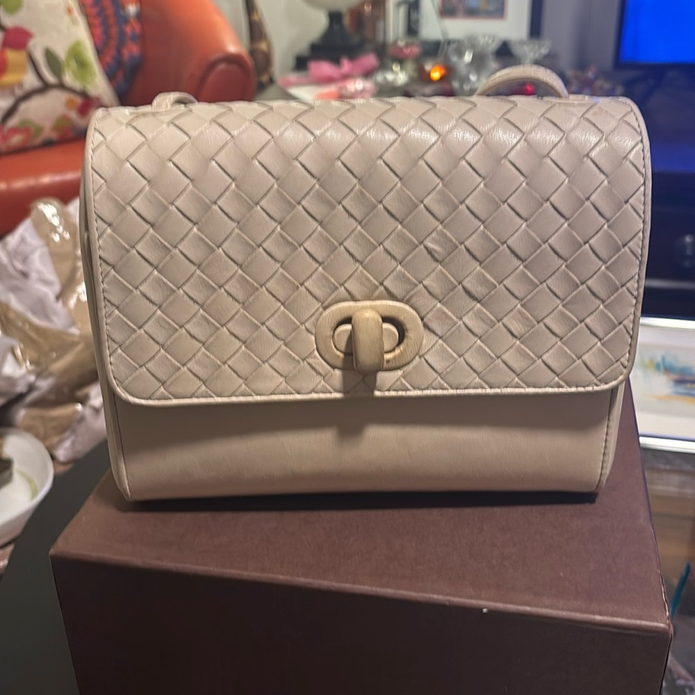 Vintage Bottega Veneta handbag
Crossbody